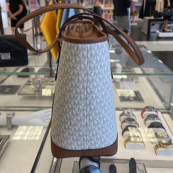 MICHAEL KORS
Jet Set Travel Large Logo Tote Shoulder Bag
COLOR VANILLA
NWT - Picture 13 of 16